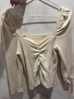 クリーム色 スクエットネック ニット