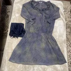 フリル付き紫と緑の七分袖ワンピース