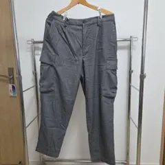 グレーのカーゴパンツ 4ポケット