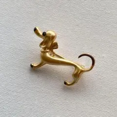 ブローチ　スカーフを巻いた犬　マットゴールド　エメラルドの瞳　簡易ラッピング付き