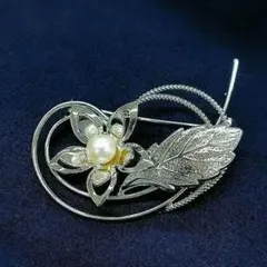 エレガントな花と葉の真珠のブローチ
