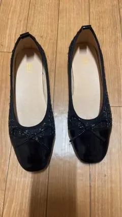 リボン付き黒バレエシューズ