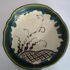 花模様の緑陶器皿