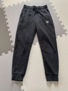 adidas ブラック スウェットパンツ　140cm