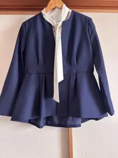 未使用　ノーカラーウエストタックペプラムパンツスーツ ネイビー　L