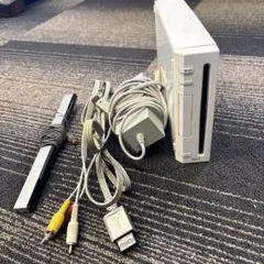 Nintendo Wii 本体 + ゲーム2本＋リモコン4つとヌンチャク1つ