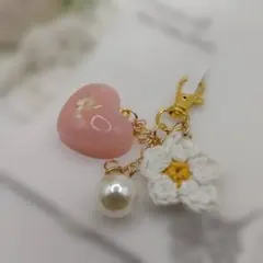 ハート型ピンクレジンとお花のチャーム