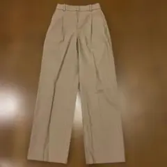 UNIQLOタックワイドパンツ　ベージュ