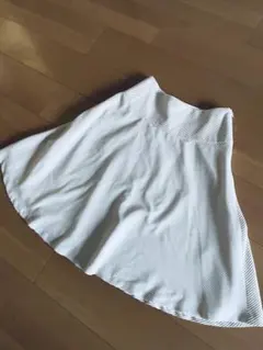 ナチュラルビューティーベーシック　アイボリーのフレアスカートM