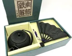 南部鉄器 岩鋳 急須 ＆ 扇型セット 置物 鶴亀 鉄皿 箱付き 南部鉄器 岩鋳 急須 ＆ 扇型セット 置物 鶴亀 鉄皿 箱付き - メルカリ