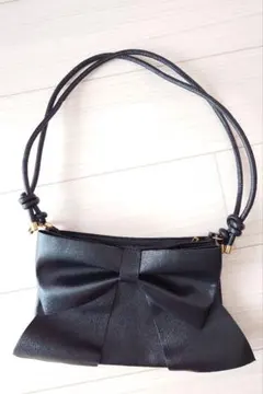 リボン付き黒ショルダーバッグ