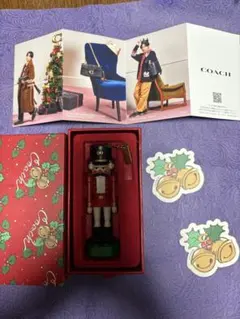【新品未使用】COACH クリスマス　オーナメント　チャーム　くるみ割り人形 COACH ノベルティ 2024 くるみ割り人形 クリスマスオーナメント - メルカリ