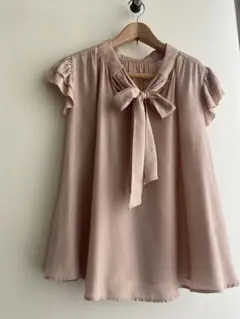 リボン付きフリル袖ブラウス