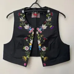 アルベロベロ 刺繍入り黒クロップドベスト