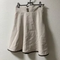 ベージュ フレアスカート 膝丈 ボタン
