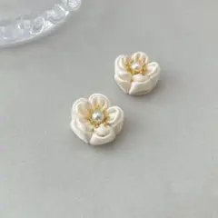 no.138 上品フラワーピアス　イヤリング　淡色　　袴　卒業式　和風　白無垢