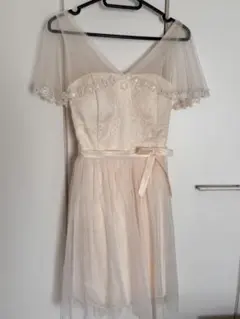 オフショルダー　クリーム色パーティードレス