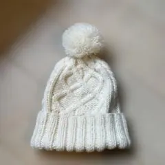 ホワイト ケーブル編み ニット帽 ポンポン付き