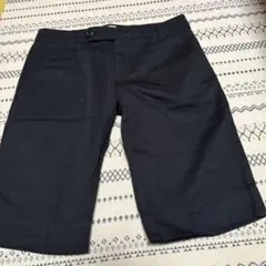 黒のショートパンツ