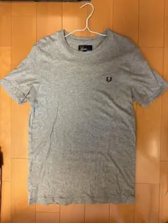 FRED PERRY ワンポイント刺繍 Tシャツ グレーのサムネイル