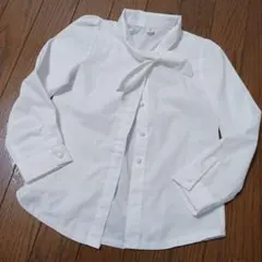 白いリボン付き長袖シャツ