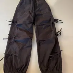 黒のドローストリング付きロングパンツ