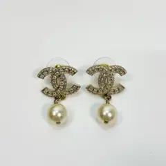 シャネル A25V ココマーク フェイクパール付き ピアス MBZ571