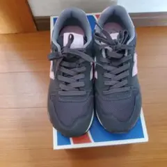 New Balance スニーカー グレー×ピンクのサムネイル