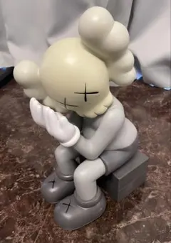 kaws 座っているコンパニオン KAWS COMPANIONグレー　カウズ