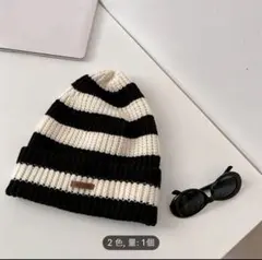 ニット帽　白黒デザイン　帽子　防寒具　可愛い　ストライプ