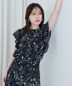 natural couture シャーリングヘムフリル袖ブラウスのサムネイル