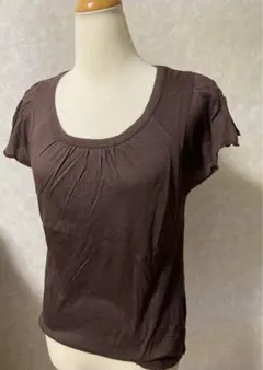 袖アクセントのラウンドネックTシャツ（ボルドー）