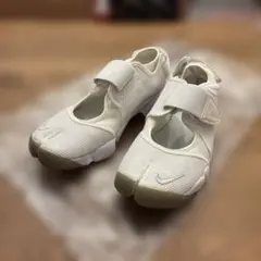未使用NIKE AIR RIFT ナイキ エアリフト ベージュ キナリ 25cm - メルカリ
