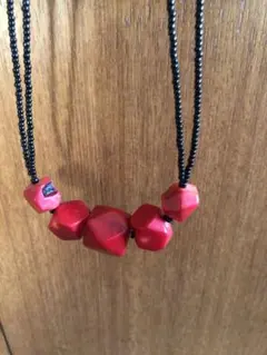 赤いネックレス