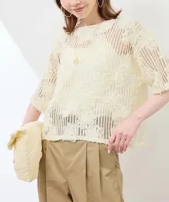 コード刺繍トップス