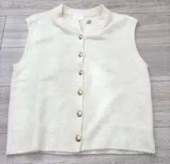 テン様　　H&M アイボリー ニットベスト Sサイズ　ゴールドボタン