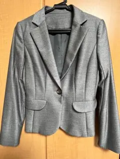 グレーのスーツセット（ジャケット・パンツ・シャツ）