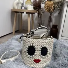 パール装飾の顔デザインショルダーバッグ