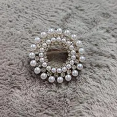 パールとクリスタルの円形ブローチ