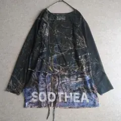 SOOTHEA　現行品シアープリントトップスメゾンスペシャル　柄　ロゴのサムネイル