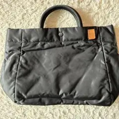黒のナイロン製トートバッグ