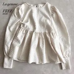 ☆La-gemme エンボス加工ジャガードブラウス パールボタン ペプラムのサムネイル
