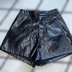 黒の合成皮革ハイウエストショートパンツ　140cm