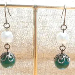 グリーンアゲートとホワイトパールのレトロピアス