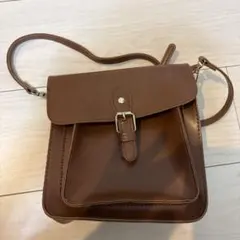 ダークブラウン フラップ付きショルダーバッグ