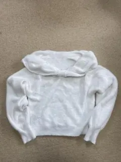 ホワイト フード風の襟付き クロップドニット