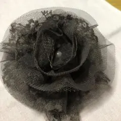 茶色12cmの花形ブローチ・コサージュ　チュール長さ20cm