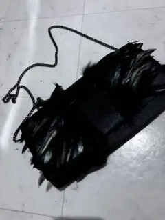 エレガントな黒の羽毛クラッチバッグ