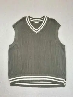 オリーブグリーン Vネック ノースリーブベスト