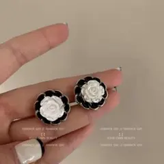 白いバラデザインのピアス